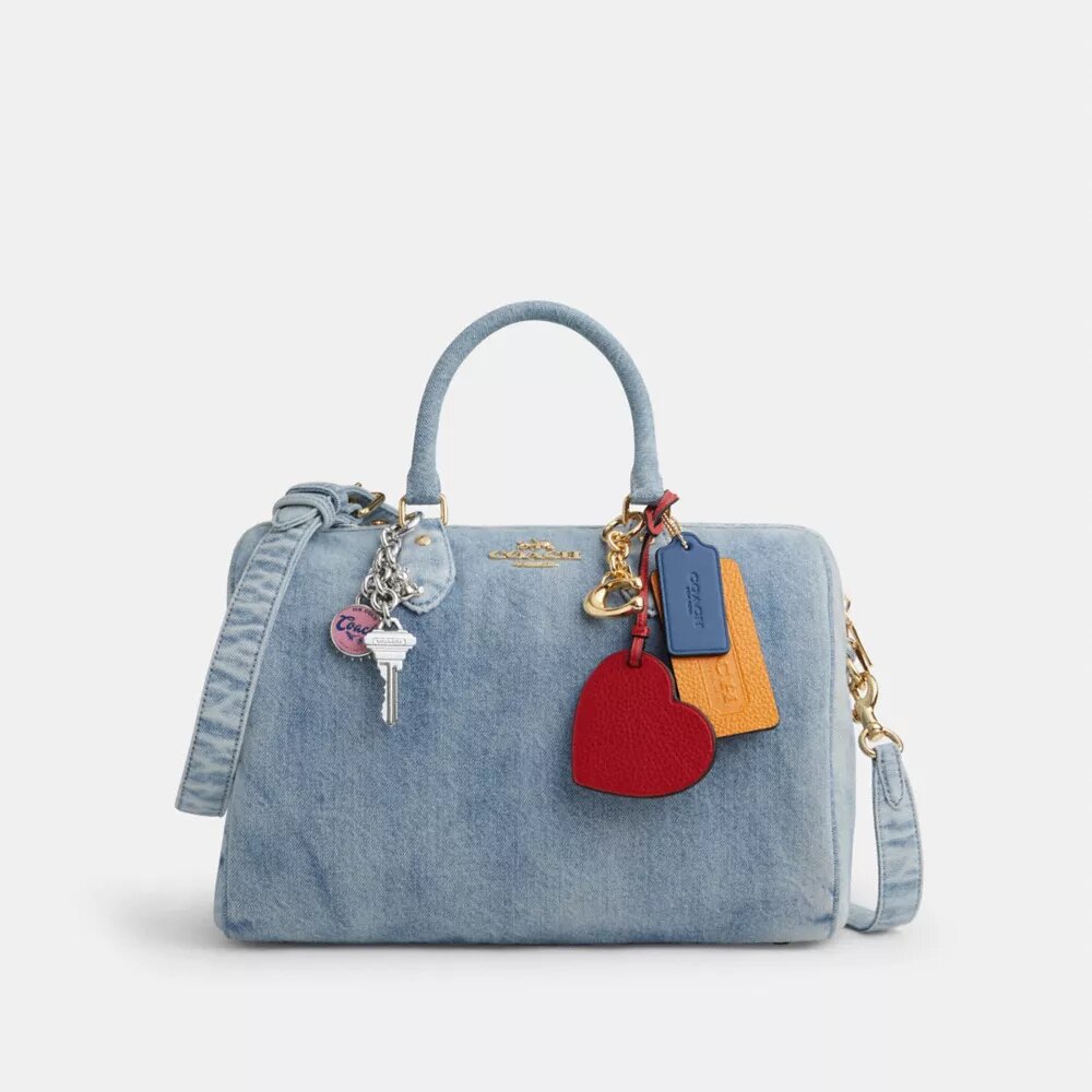 Geantă mare de umăr Rowan din denim uzat, cu pandantive pentru genți