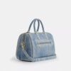 Geantă mare de umăr Rowan din denim uzat, cu pandantive pentru genți