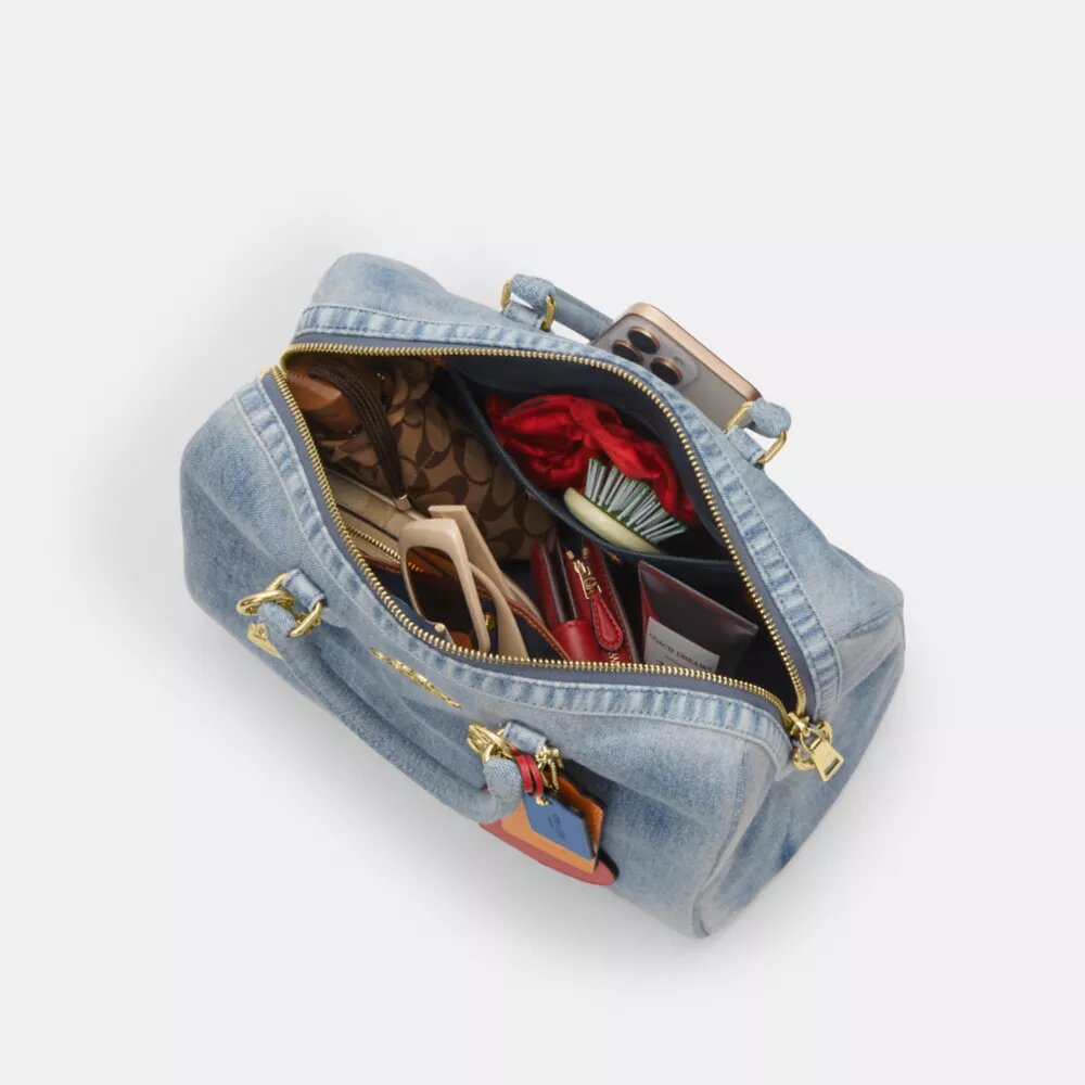 Geantă mare de umăr Rowan din denim uzat, cu pandantive pentru genți