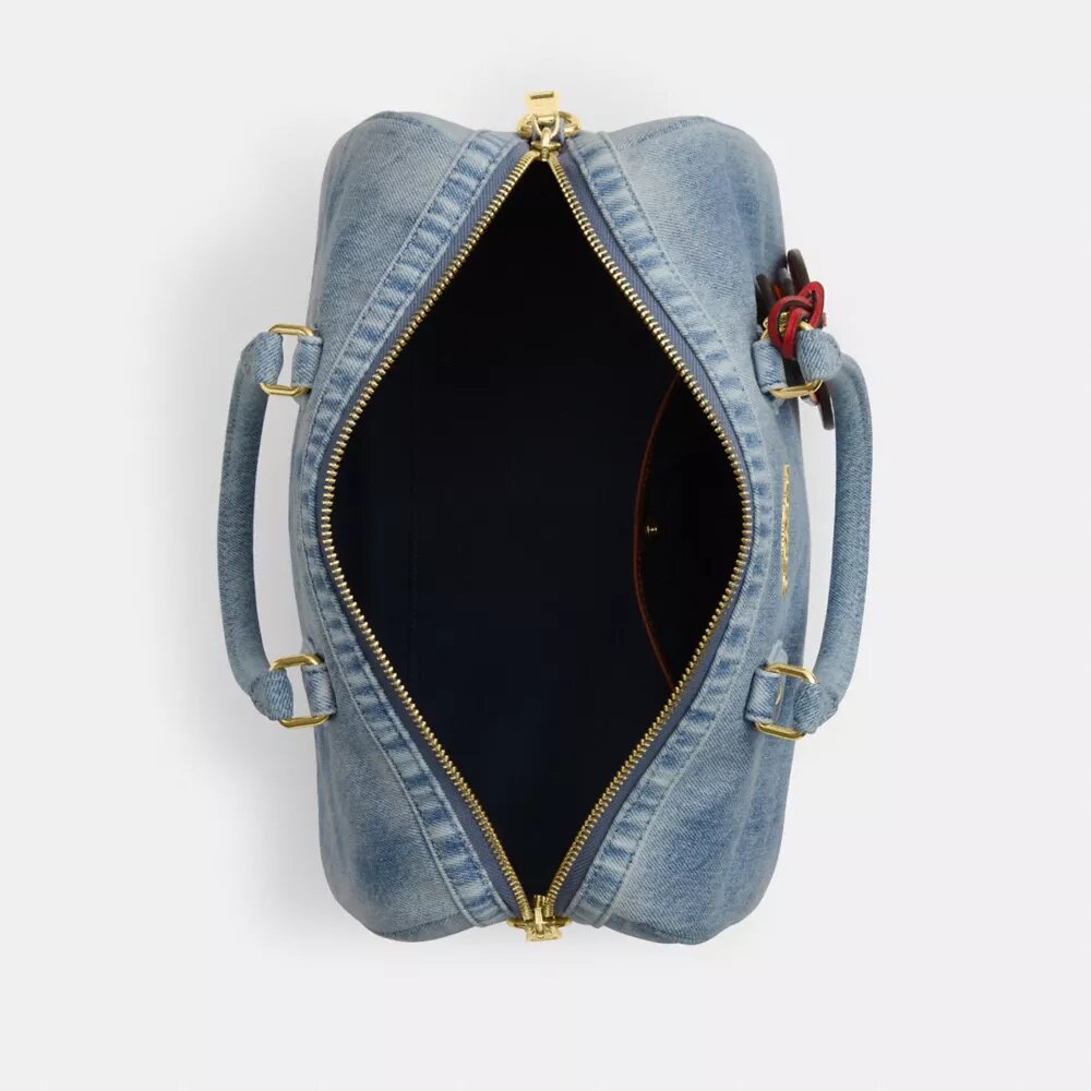 Geantă mare de umăr Rowan din denim uzat, cu pandantive pentru genți