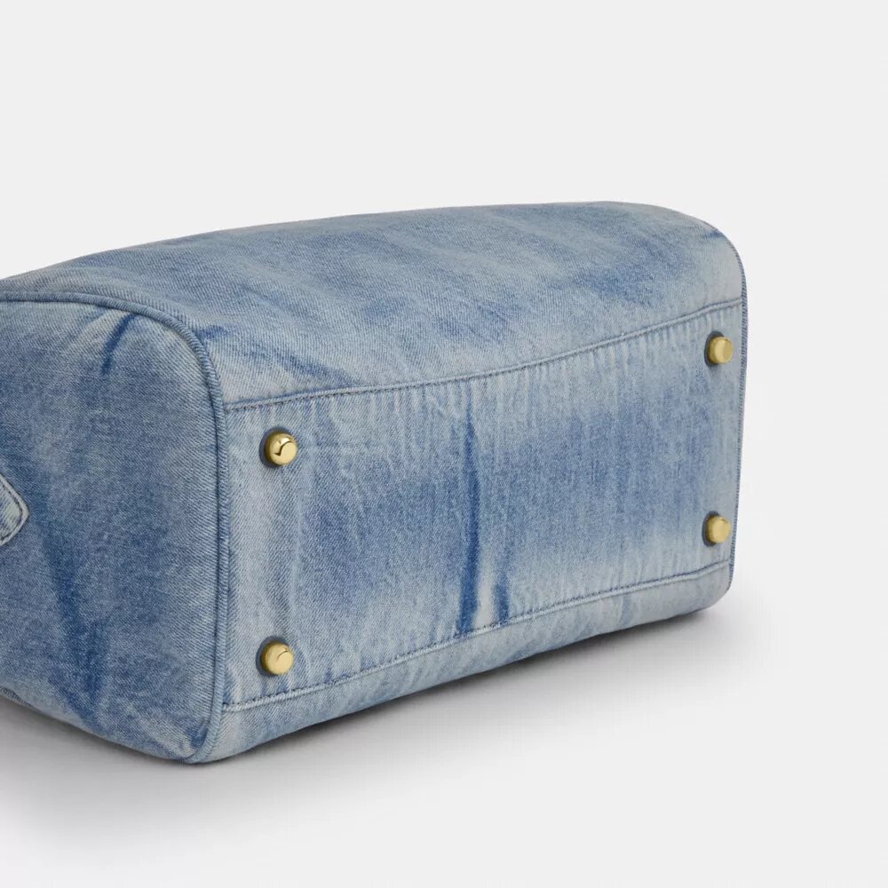 Geantă mare de umăr Rowan din denim uzat, cu pandantive pentru genți