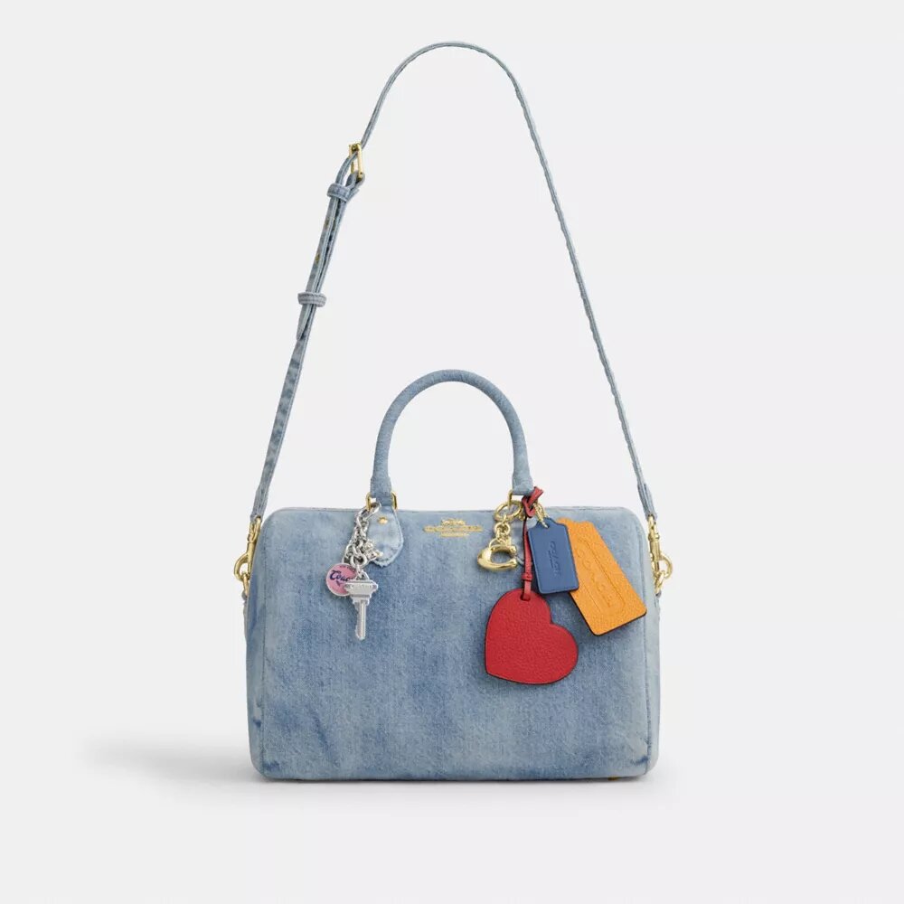 Geantă mare de umăr Rowan din denim uzat, cu pandantive pentru genți