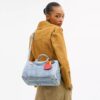 Geantă mare de umăr Rowan din denim uzat, cu pandantive pentru genți