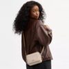 Geantă mini Carey crossbody din Signature Canvas