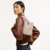 Geantă mini Carey crossbody din Signature Canvas