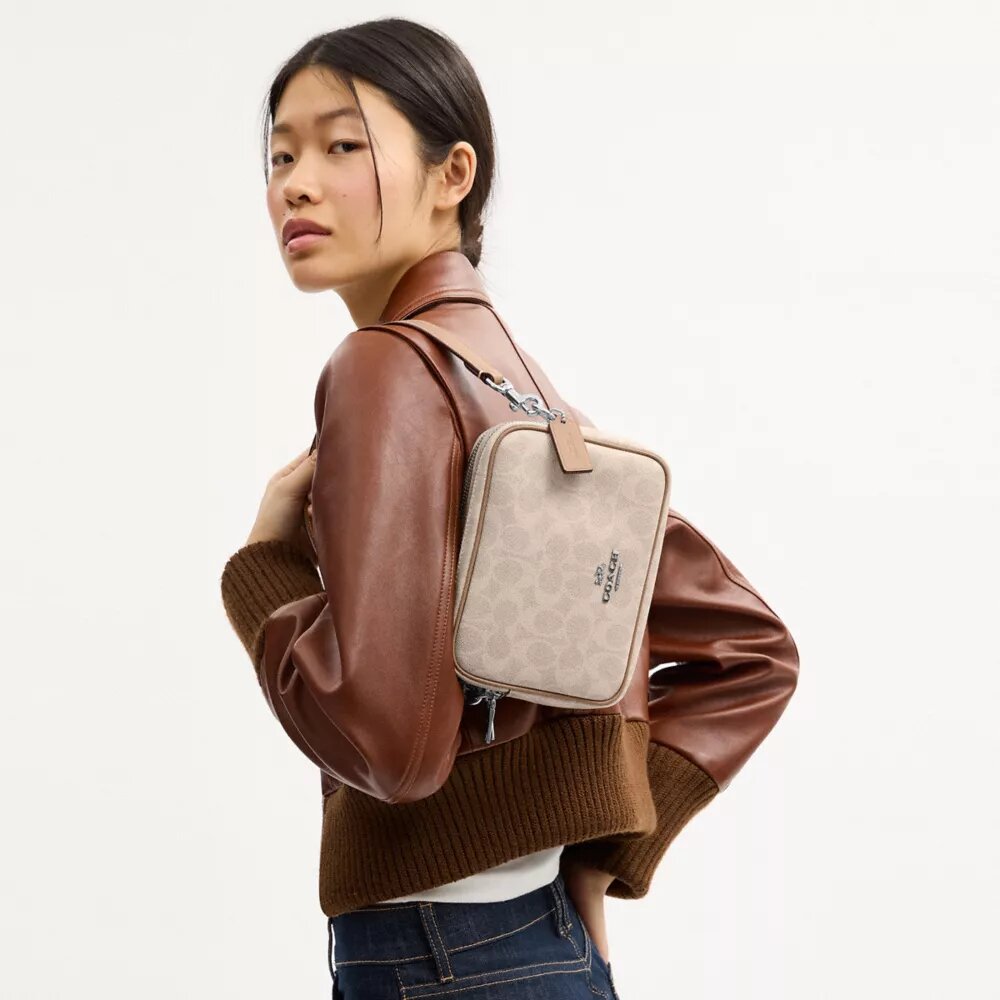 Geantă mini Carey crossbody din Signature Canvas