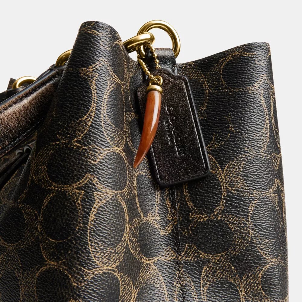Geantă tip sac Rowan din Signature Canvas cu pandantive