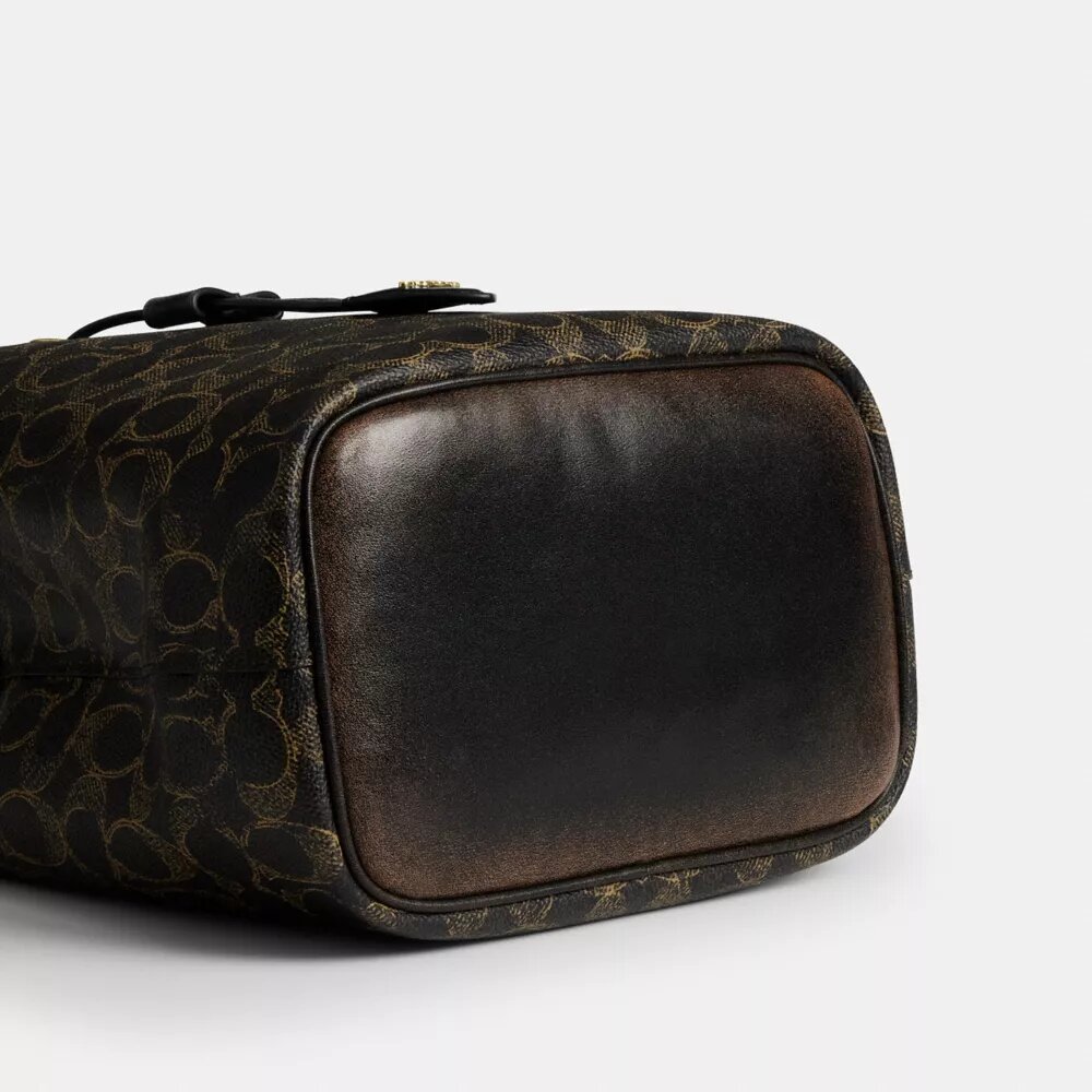 Geantă tip sac Rowan din Signature Canvas cu pandantive