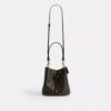Geantă tip sac Rowan din Signature Canvas cu pandantive