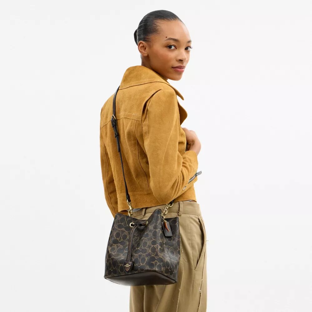 Geantă tip sac Rowan din Signature Canvas cu pandantive