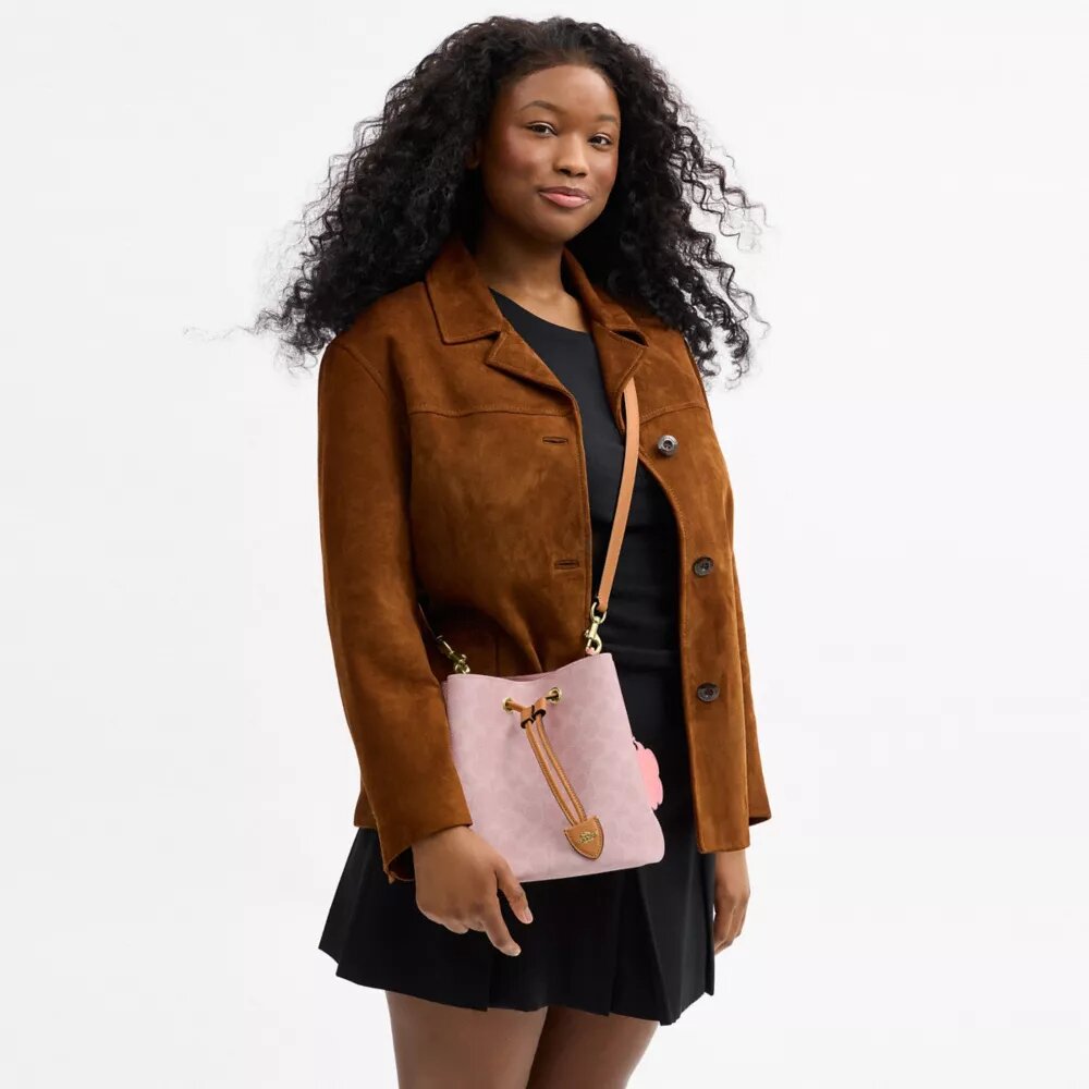 Geantă tip sac Rowan din Signature Canvas cu pandantive