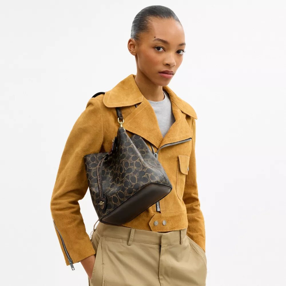 Geantă tip sac Rowan din Signature Canvas cu pandantive