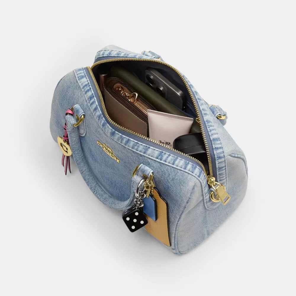 Geantă tip satchel Rowan din denim „Loved” cu pandantive pentru genți