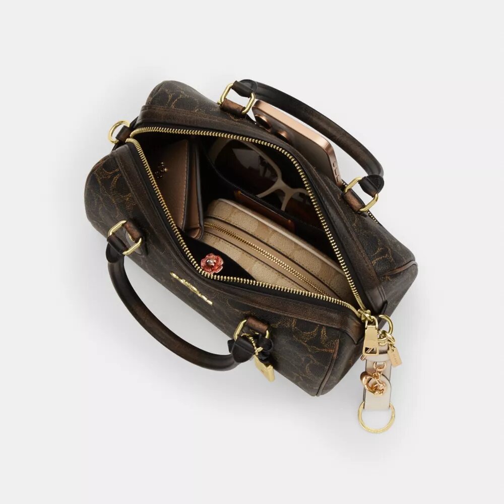 Geantă tip satchel Rowan din pânză Signature Canvas cu pandantive pentru genți