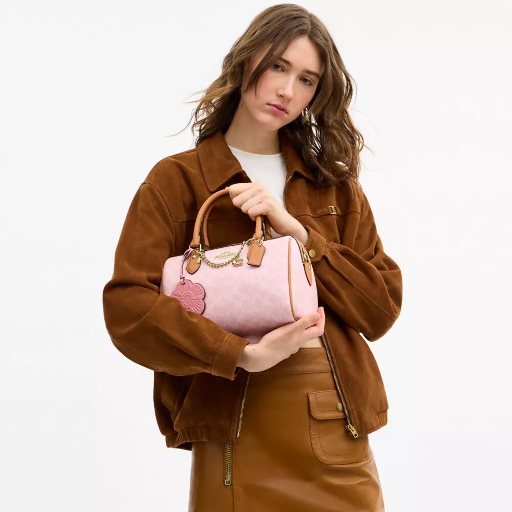 Geantă tip satchel Rowan din Signature Canvas cu pandantive