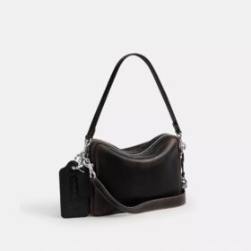 Gență crossbody Dakota din piele patinată, cu pandantive