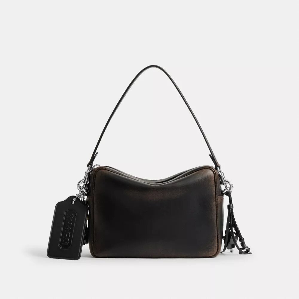 Gență crossbody Dakota din piele patinată, cu pandantive