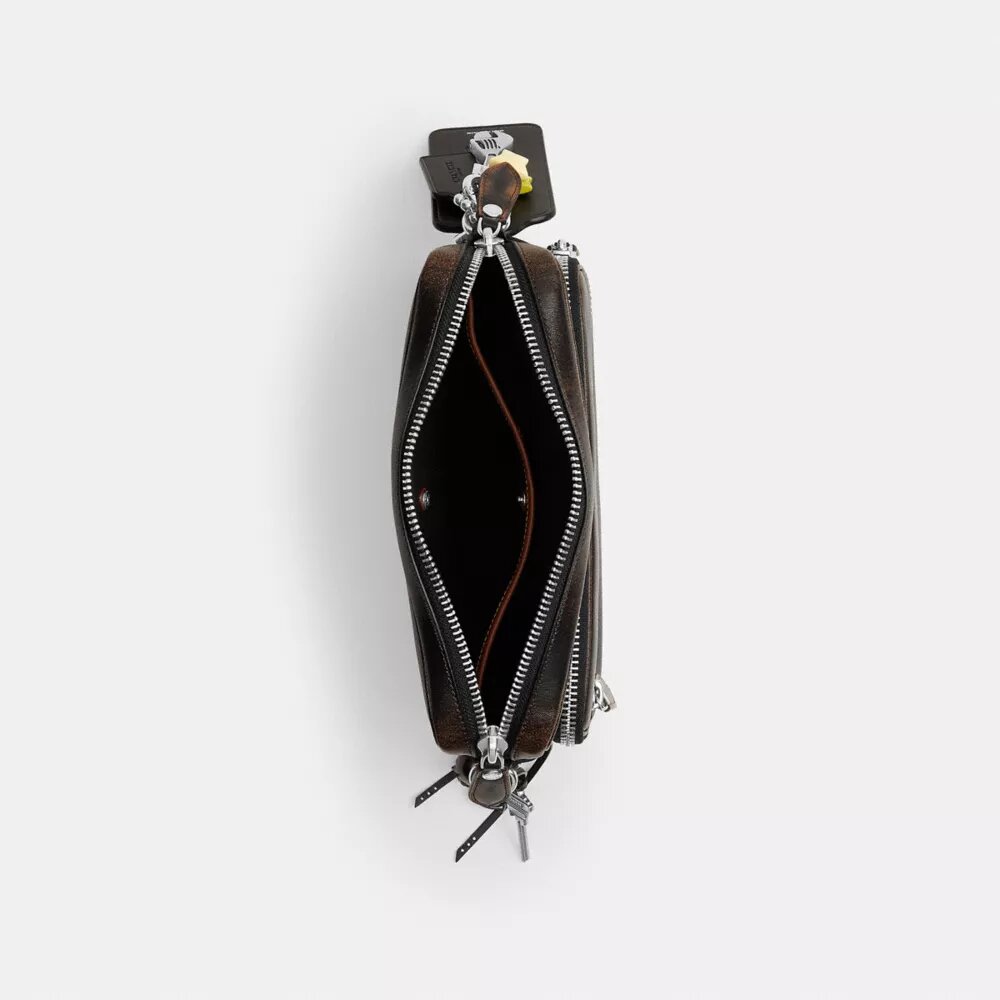 Gență crossbody Dakota din piele patinată, cu pandantive