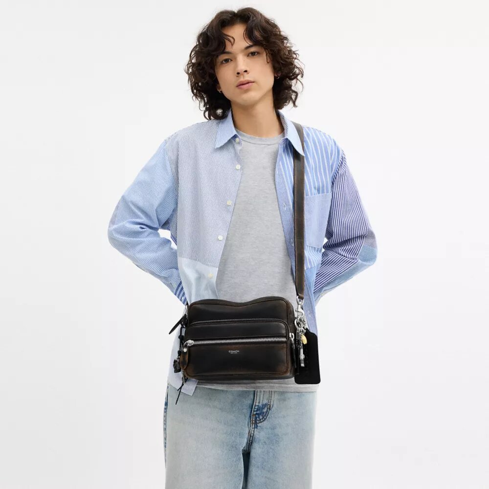 Gență crossbody Dakota din piele patinată, cu pandantive
