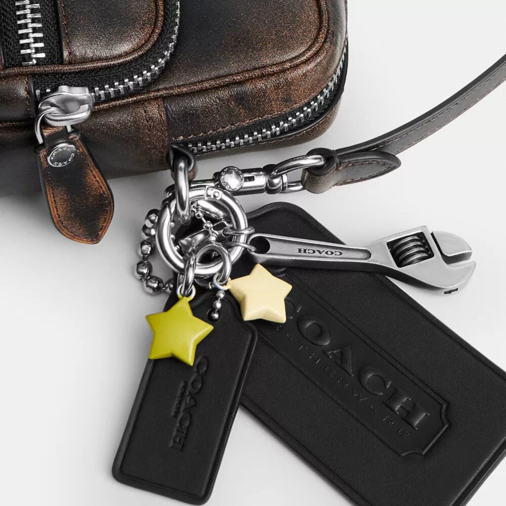 Gență crossbody Dakota din piele patinată, cu pandantive