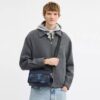 Gență crossbody Graham cu imprimeu camuflaj caracteristic