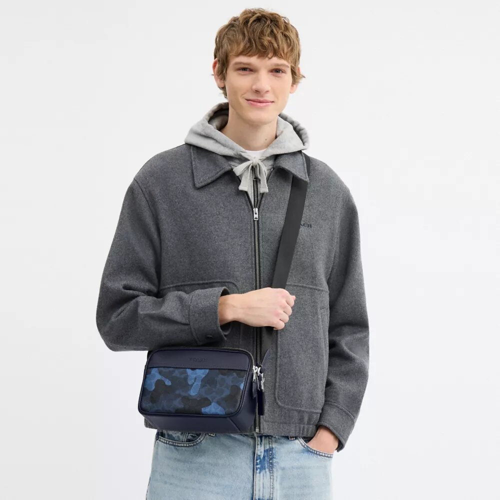 Gență crossbody Graham cu imprimeu camuflaj caracteristic