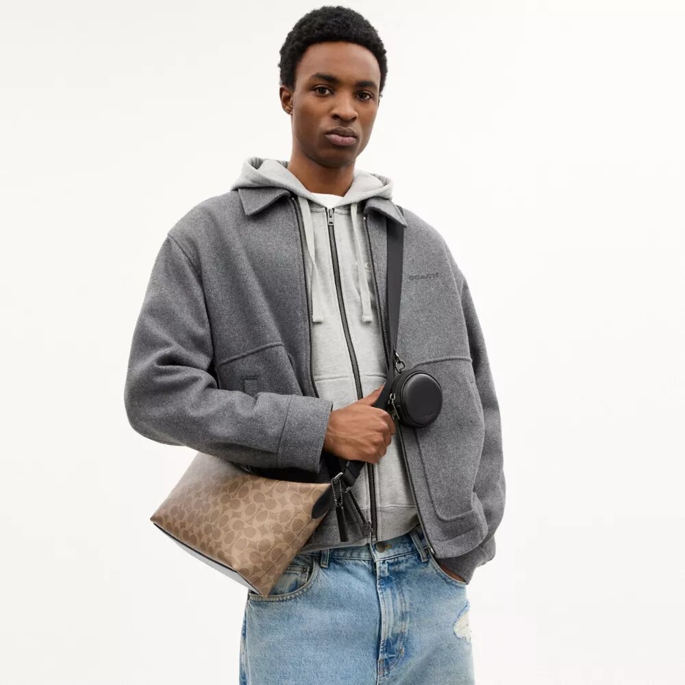 Gență crossbody mică model Finn cu portfard din Signature Canvas