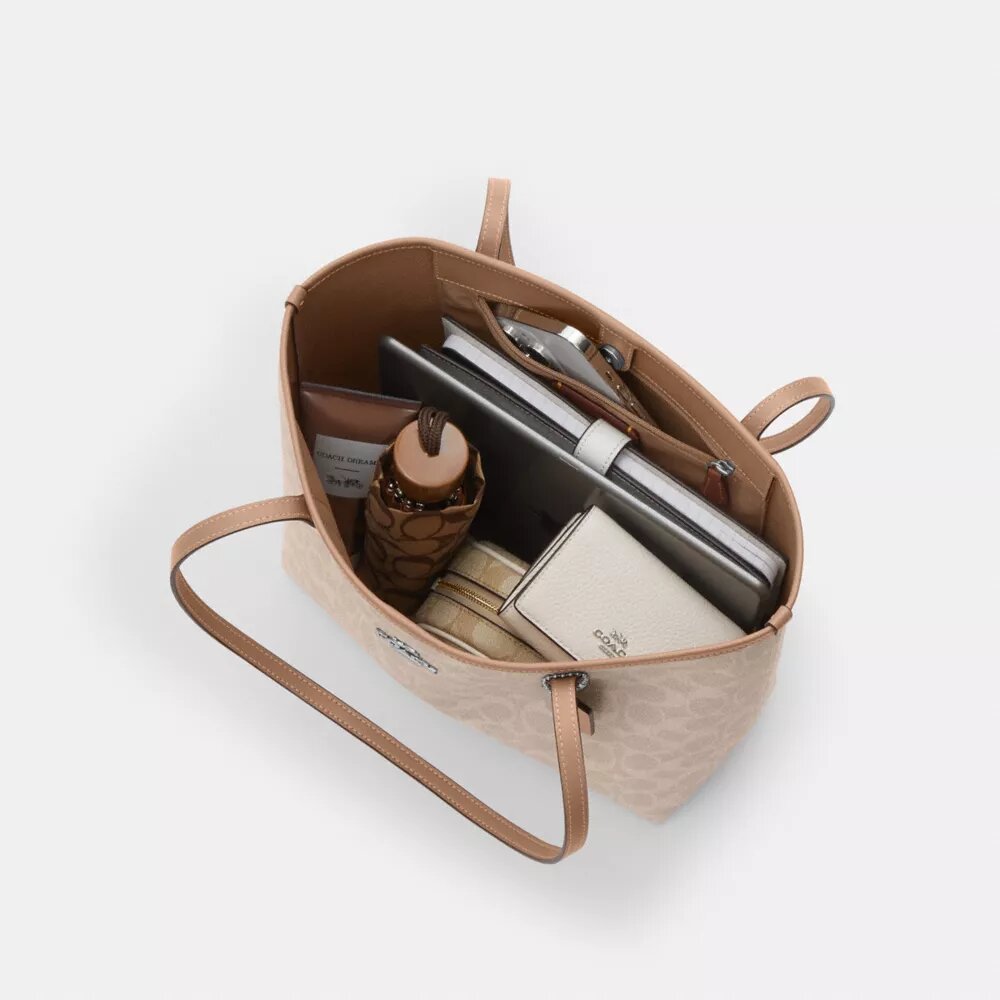 Gență de mână medie de tip „City Tote” din Signature Canvas