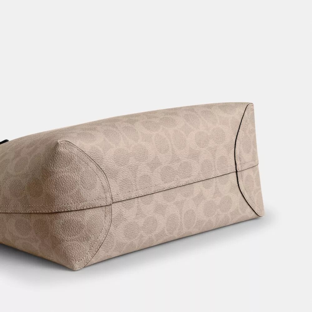 Gență de mână medie de tip „City Tote” din Signature Canvas
