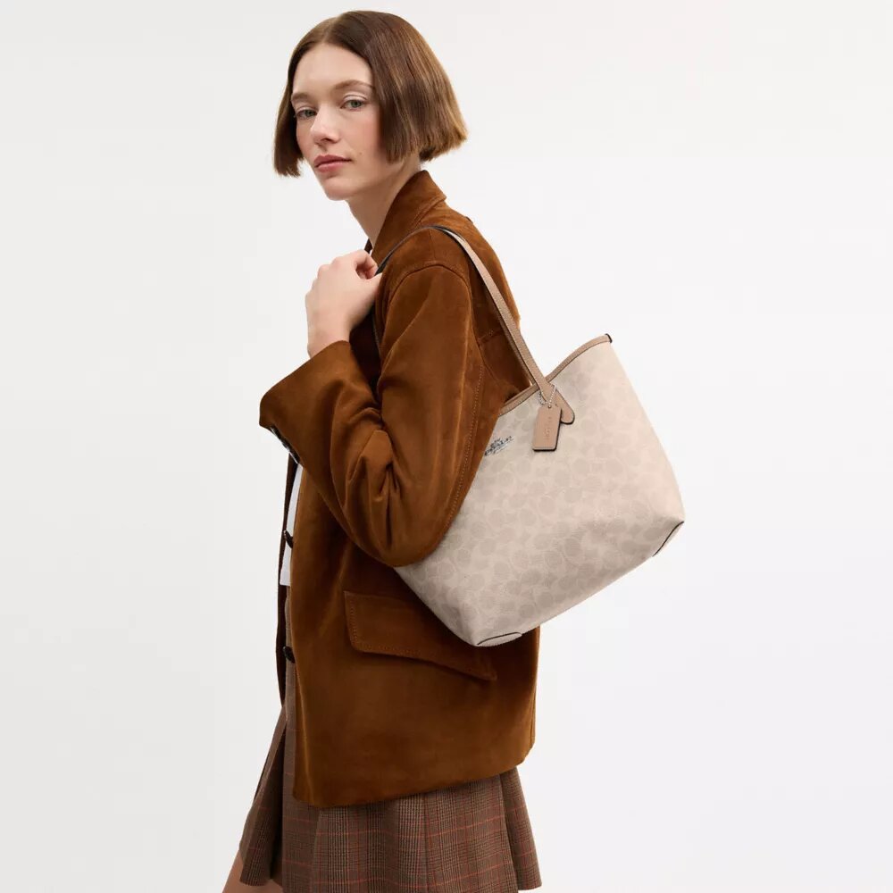 Gență de mână medie de tip „City Tote” din Signature Canvas