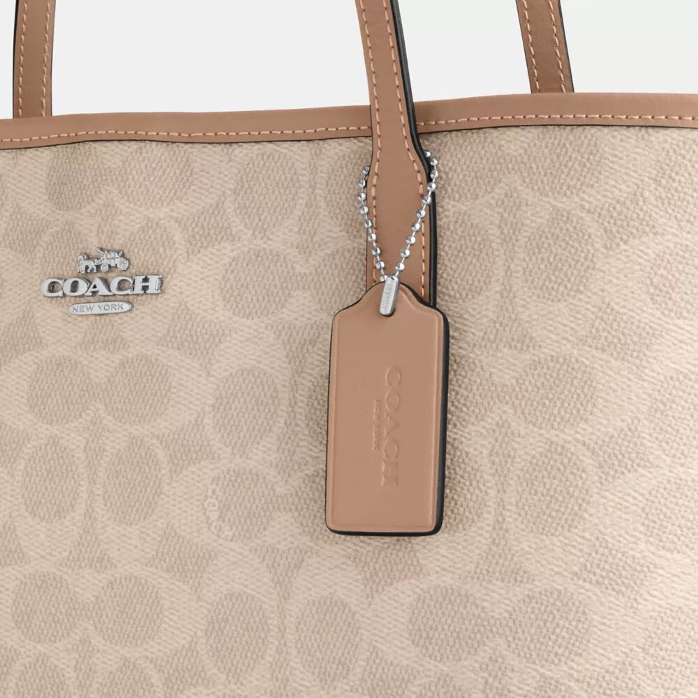 Gență de mână medie de tip „City Tote” din Signature Canvas