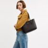 Gență de mână medie de tip „City Tote” din Signature Canvas