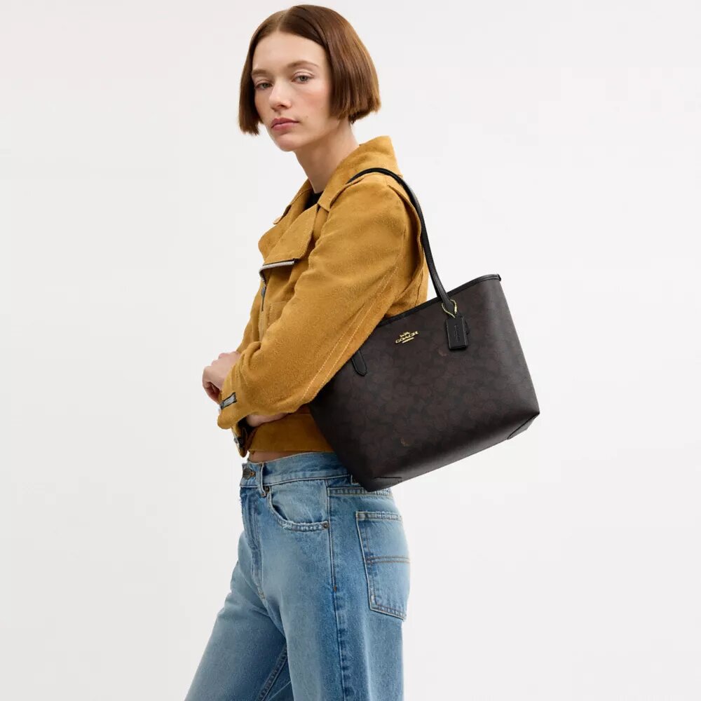 Gență de mână medie de tip „City Tote” din Signature Canvas