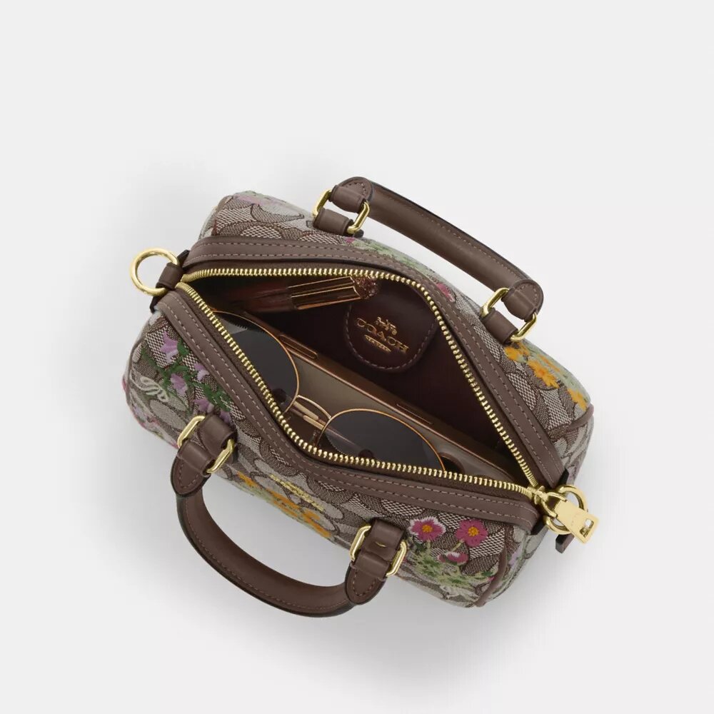Gență mini Rowan cu curea transversală, din jacquard caracteristic cu broderie florală