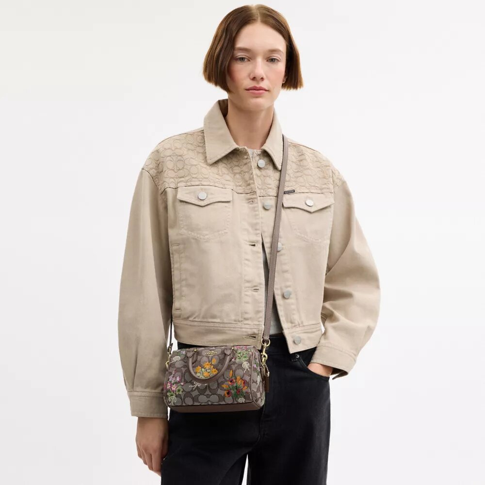 Gență mini Rowan cu curea transversală, din jacquard caracteristic cu broderie florală