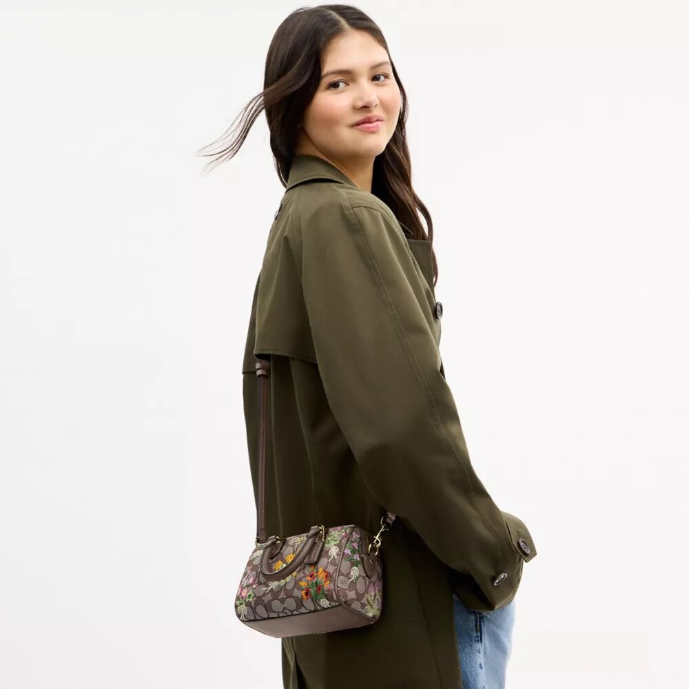 Gență mini Rowan cu curea transversală, din jacquard caracteristic cu broderie florală