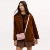 Gența crossbody mini Carey cu curea transversală din denim semnătura