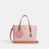 Gența Mollie Tote de 25 in din Signature Canvas cu pandantive