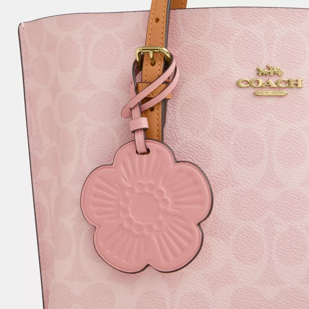 Gența Mollie Tote de 25 in din Signature Canvas cu pandantive