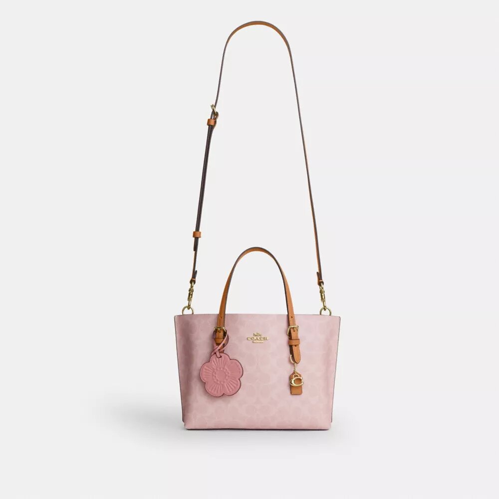 Gența Mollie Tote de 25 in din Signature Canvas cu pandantive