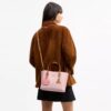 Gența Mollie Tote de 25 in din Signature Canvas cu pandantive