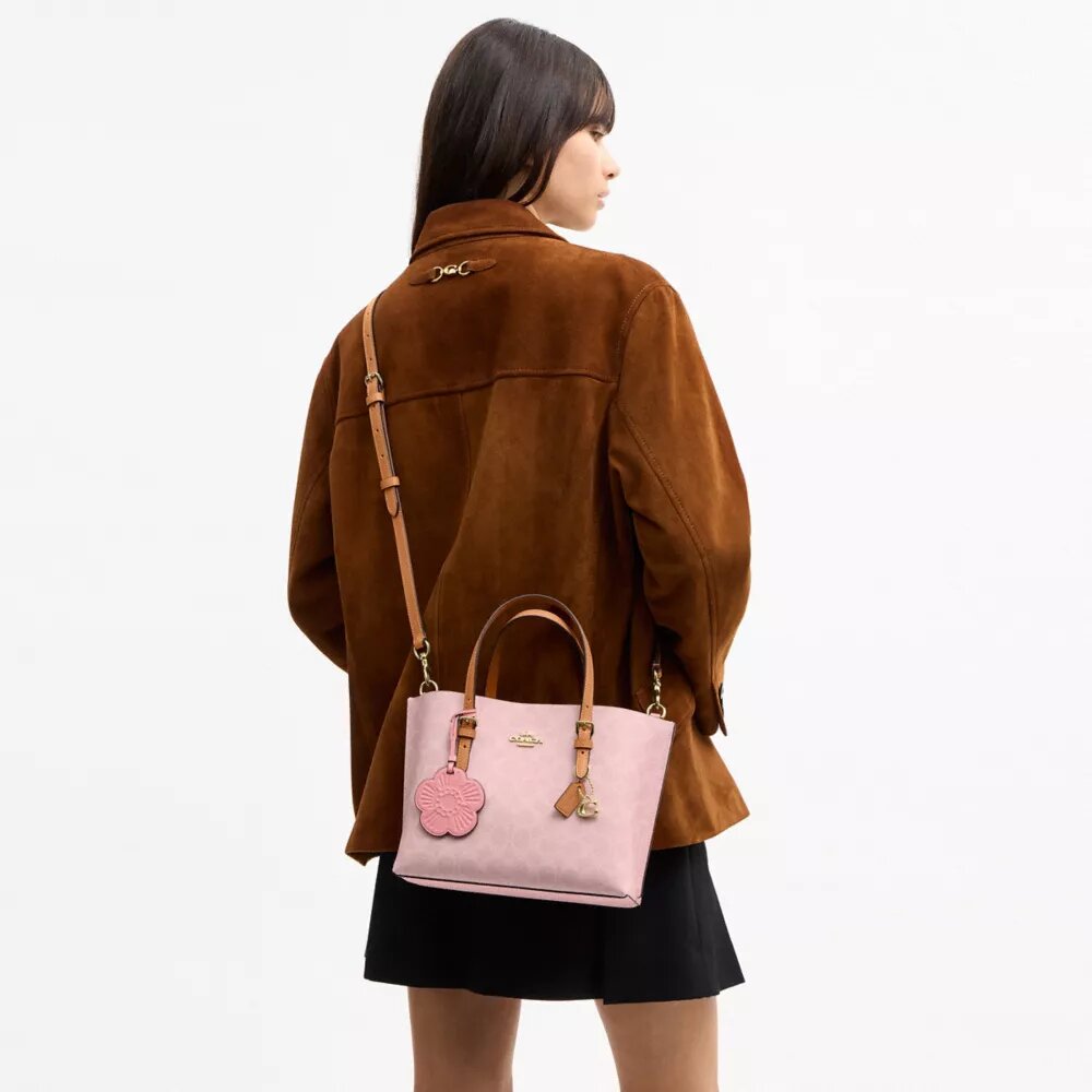 Gența Mollie Tote de 25 in din Signature Canvas cu pandantive