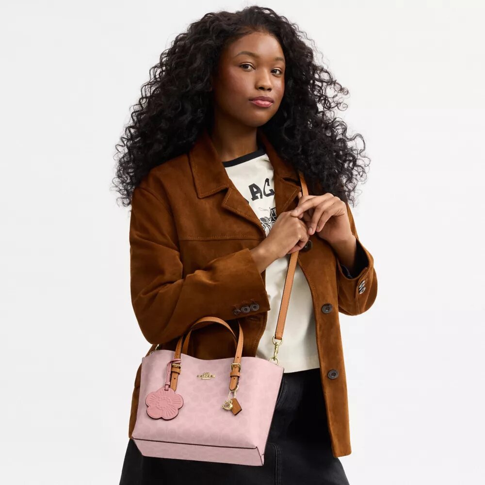 Gența Mollie Tote de 25 in din Signature Canvas cu pandantive