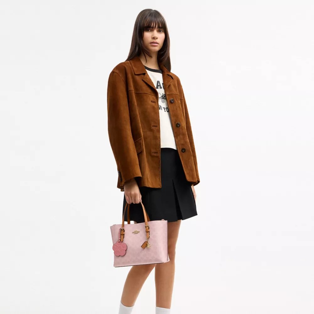 Gența Mollie Tote de 25 in din Signature Canvas cu pandantive