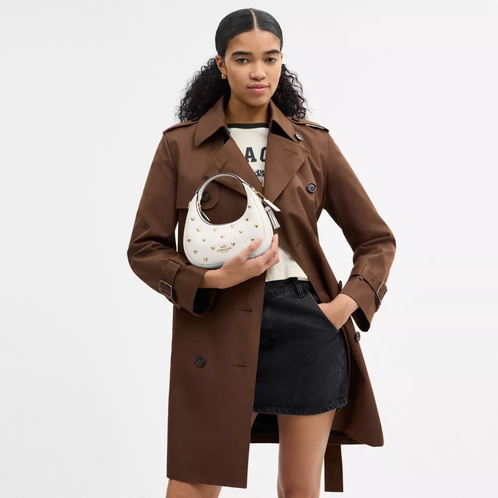 Genți crossbody Carmen mini cu curea transversală și nituri în formă de inimă