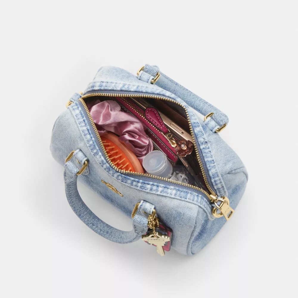 Genți crossbody mini Rowan din denim uzat, cu pandantive