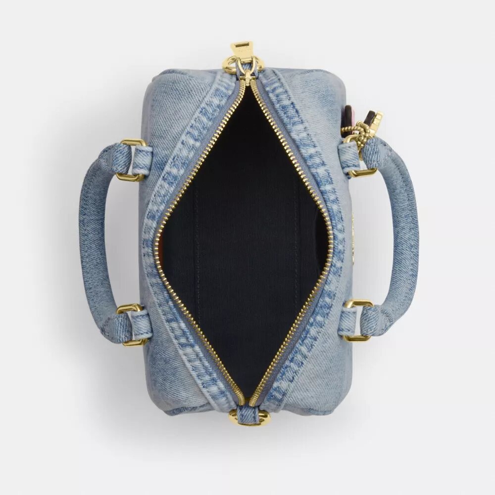 Genți crossbody mini Rowan din denim uzat, cu pandantive
