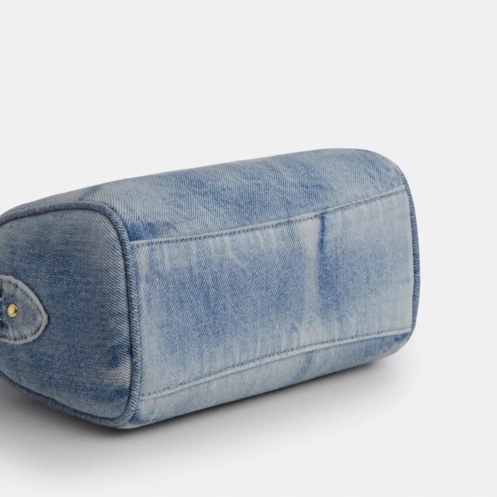 Genți crossbody mini Rowan din denim uzat, cu pandantive