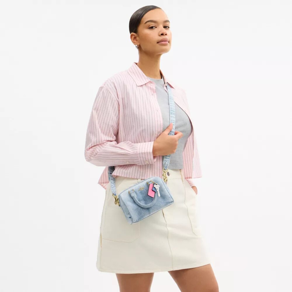 Genți crossbody mini Rowan din denim uzat, cu pandantive