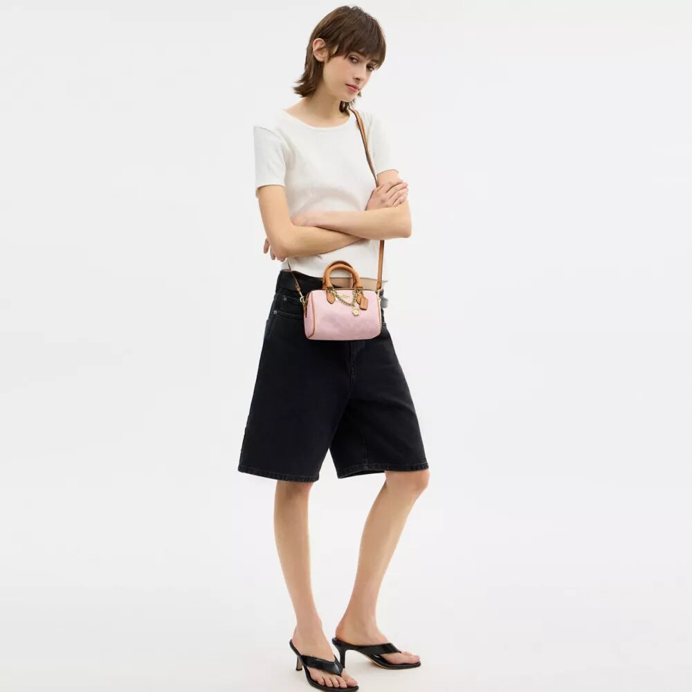 Genți crossbody mini Rowan din Signature Canvas cu pandantive